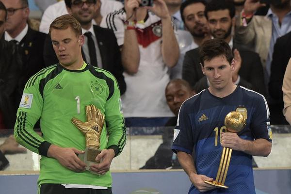 Messi recibió el premio al Balón de Oro del Mundial. (Foto Prensa Libre: AFP)