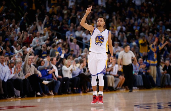 Stephen Curry ha iniciado la temporada de la NBA a un gran nivel. (Foto Prensa Libre: AFP)
