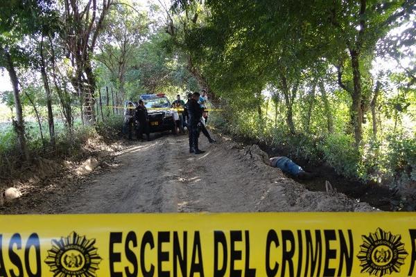 Autoridades resguardan el lugar donde fue encontrado el cadáver de un hombre en la cabecera de  Zacapa. (Foto Prensa Libre: Víctor Gómez) <br _mce_bogus="1"/>