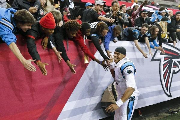 Cam Newton, mariscal de campo de las Panteras de Carolina, es felicitado por su desempeño  en el partido de ayer. (Foto Prensa Libre: EFE)