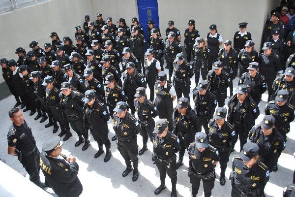 Agentes policiales escuchan información acerca de las tareas de trabajo.