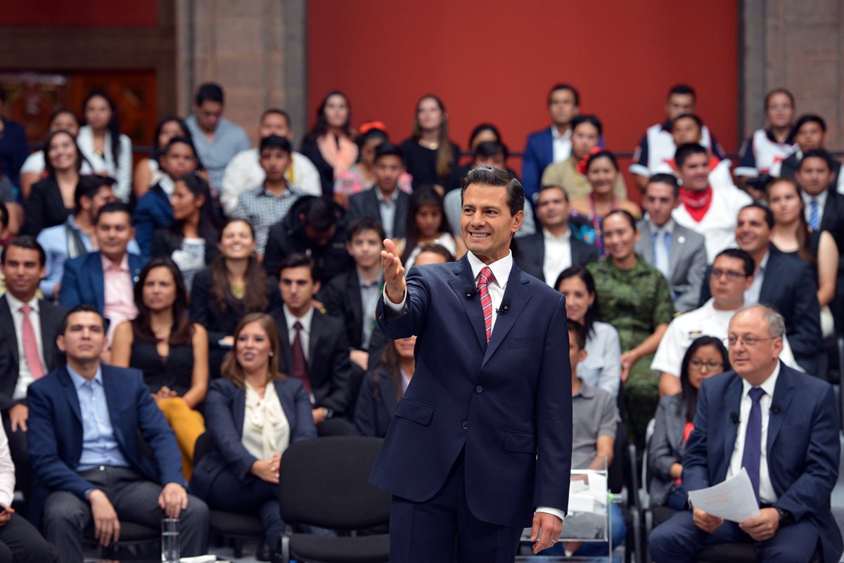 El presidente de México, Enrique Peña Nieto, se reúne con varios jóvenes el día de la presentación de su cuarto informe de Gobierno. (Foto Prensa Libre: EFE).