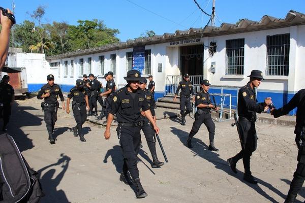 Agentes de la PNC abandonan la cárcel de Mazatenango, luego de la requisa. (Foto Prensa Libre: Danilo López)<br _mce_bogus="1"/>