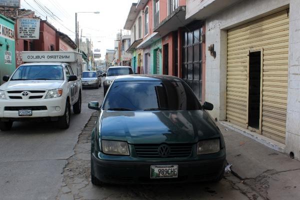 Ocho delincuentes robaron más de Q60 mil en zapato deportivo en un negocio en la zona 1 de Santa Cruz del Quiché. (Foto Prensa Libre: Oscar Figueroa)