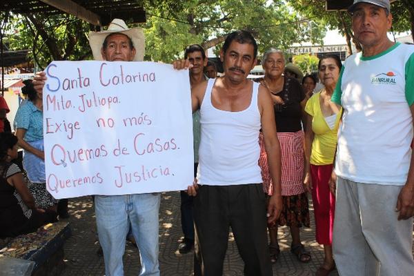 Los pobladores inconformes se plantaron en el el parque central de Santa Catarina Mita. (Foto Prensa Libre: Óscar González)<br _mce_bogus="1"/>