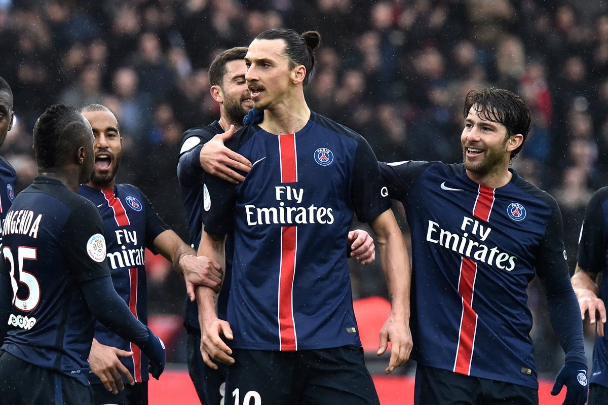 Ibrahimovic es felicitado por sus compañeros luego de una de sus anotación. (Foto Prensa Libre: EFE)