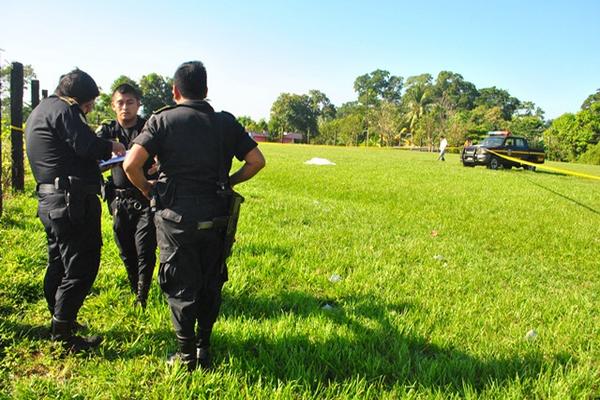 Agentes de PNC acordonan el lugar donde fueron encontrados los cadáveres. (Foto Prensa Libre: Jorge Tizol)<br _mce_bogus="1"/>