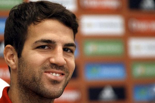 El jugador de la selección española de fútbol Cesc Fábregas durante la rueda de prensa que ofreció hoy. (Foto Prensa Libre: EFE)