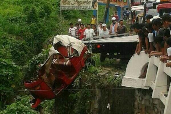 Un mototaxi cayó a un barranco cerca de un puente en la entrada a Malacatán, San Marcos. (Foto Prensa Libre: Departamento de Tránsito de la PNC)