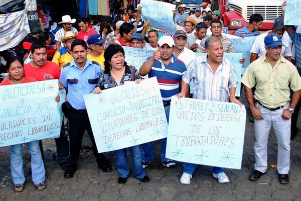 Marcha de empleados municipales de El Tumbador, San Marcos, para exigir pago de sueldos. (Foto Prensa Libre: Alexánder Coyoy)<br _mce_bogus="1"/>