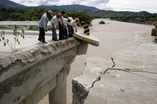 Vecinos observan el daño en el  aproche del puente  Fray Bartolomé  de Las Casas II, Sacapulas, Quiché. (Foto Prensa Libre: Óscar Figueroa)