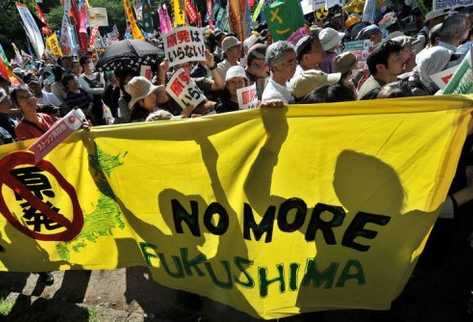 Una pancarta clama  No más Fukushima, en una protesta anti-nuclear. (Foto Prensa Libre: AFP)