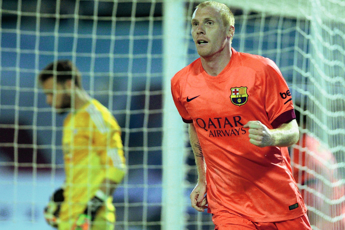 Mathieu celebra el gol de esta tarde, de igual importancia que el del Clásico. (Foto Prensa Libre: AP)