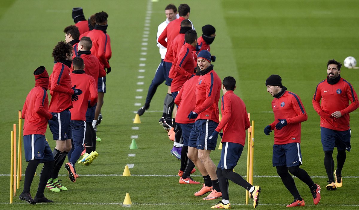 Los jugadores del PSG durante el entrenamiento de ayer previo al encuentro de este martes contra el Chelsea. (Foto Prensa Libre: AFP)