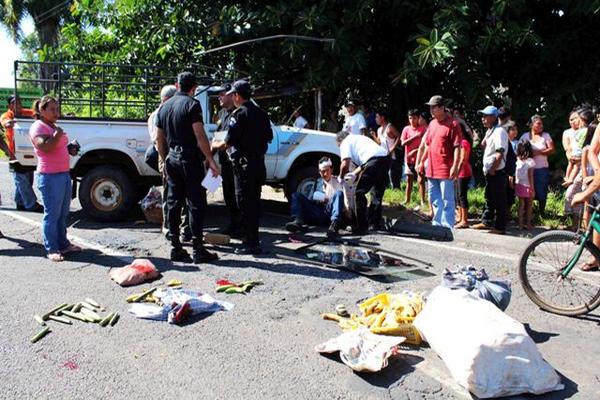 Después de que volcara, el picop quedó atravesado en el bulevar Centenario, Retalhuleu. (Foto Prensa Libre: Rolando Miranda)