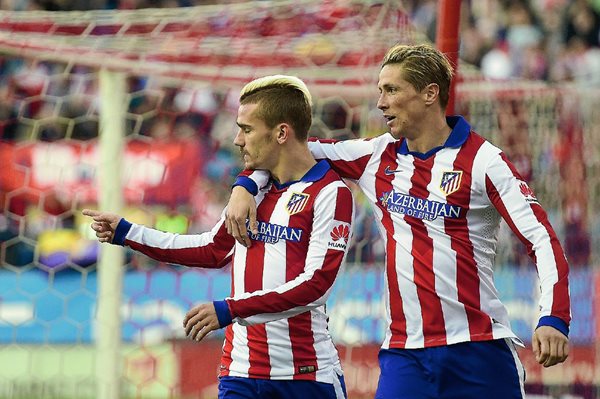 Fernando Torres felicita a Antoine Griezmann luego de que anotará el segundo gol del Atlético de Madrid, frente a la Real Sociedad. (Foto Prensa Libre: AFP)