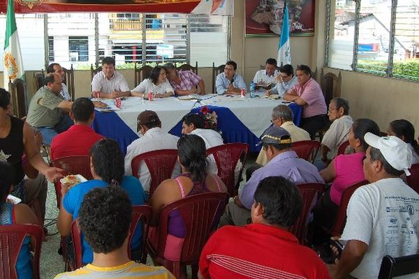 Pobladores se  reúnen con autoridades en el salón de honor de la comuna de Coatepeque.