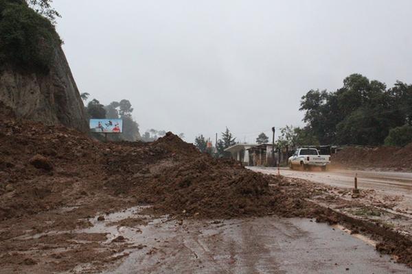 Derrumbe mantienen tapados dos de cuatro carriles en el kilómero 128 de la ruta Interamericana, Sololá. (Foto Prensa Libre: Ángel Julajuj)<br _mce_bogus="1"/>