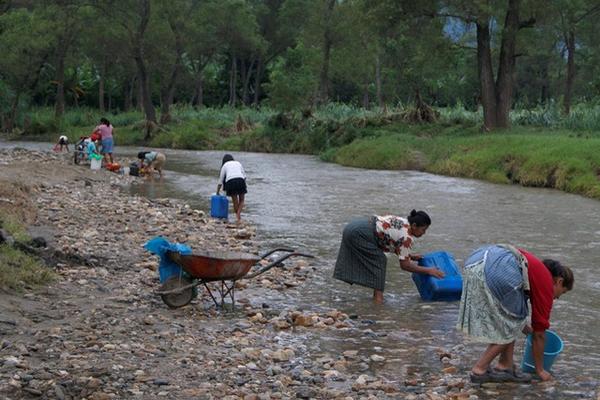 Vecinos tienen que caminar varios kilómetros para poder abastecerse de agua en el río San Pablo, en Rabinal. (Foto Prensa Libre: Carlos Grave)