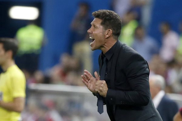 Diego Pablo Simeone, en el partido del Atlético de Madrid y Deportivo Alavés. (Foto Prensa Libre: EFE)