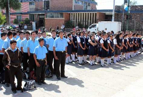 Estudiantes,  frente a la Gobernación  de Jalapa, durante lanzamiento   de campaña contra acoso escolar.