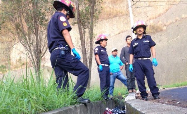 Los cadáveres de dos menores fueron localizados en las Charcas, zona 11 (Foto Prensa Libre: Bomberos Municipales)