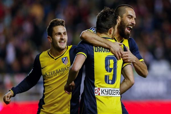 Arda Turan celebra con David Villa el triunfo de su equipo, el Atlético de Madrid. (Foto Prensa Libre: AP)