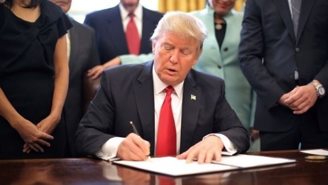 Donald Trump firma plan de presupuesto de un billón de dólares. (Foto Prensa Libre: AP)