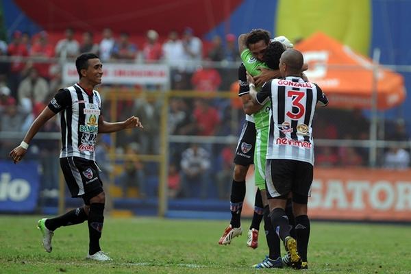 López puso el gol que acabó con la esperanza roja. (Foto Prensa Libre: Romeo Ríos)