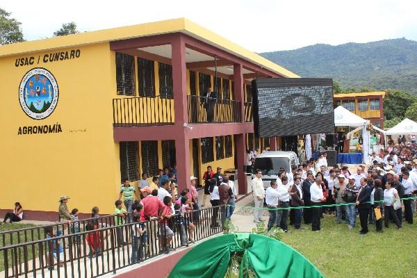 Autoridades de la Usac y estudiantes  participan en la inauguración de la sede en Nueva Santa Rosa.