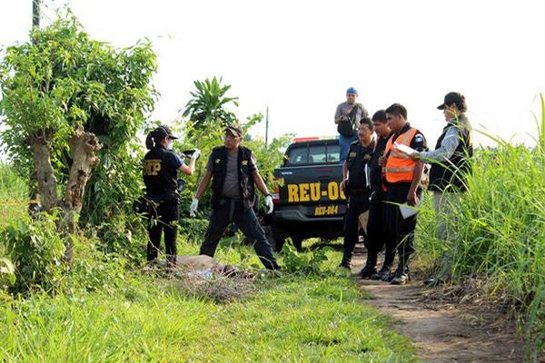 El cadáver de un hombre fue localizado en un sector de San Andrés Villa Seca, Retalhuleu. (Foto Prensa Libre: Rolando Miranda)<br _mce_bogus="1"/>