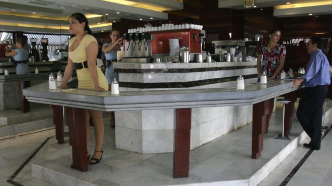 Las mujeres sirven en el café desde una alta y delgada barra que permite apreciar mejor sus piernas. AFP