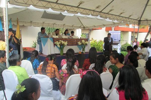 Adolescentes participan en  una reunión de evaluación   de  derechos  de los pueblos indígenas.