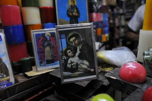 En el Mercado Central se pueden encontrar cuadros con la imagen del Santo.