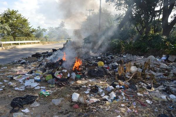 Uno de  los vertederos ilegales en Zacapa. (Foto Prensa Libre: Víctor Gómez)