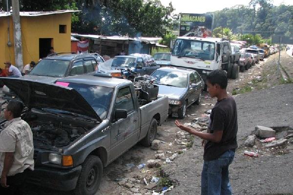 Fila de vehículos que traen de EE. UU.  migrantes guatemaltecos,  que son extorsionados en territorio mexicano.