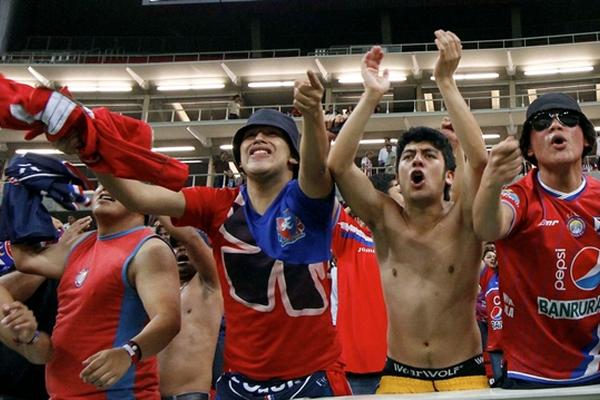 Aficionados del Xelajú MC festejan en el estadio Omnilife, luego de conseguir el pase a los cuartos de final de la Concachampions. (Foto Prensa Libre: AFP)