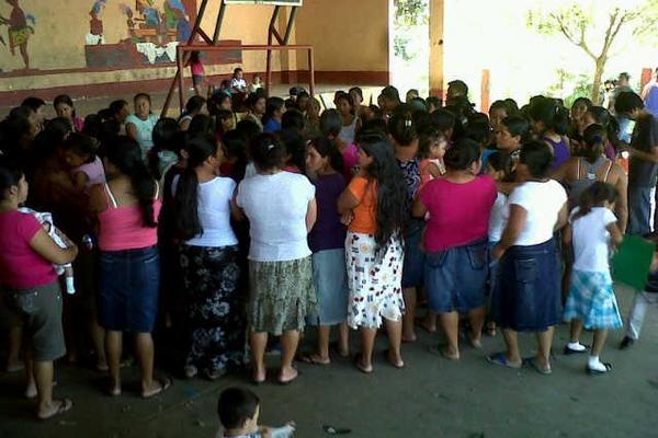 Padres de familia protestan en la escuela de la aldea Junca, El Quetzal, San Marcos, para pedir cambio de director de escuela. (Foto Prensa Libre: Alexánder Coyoy)