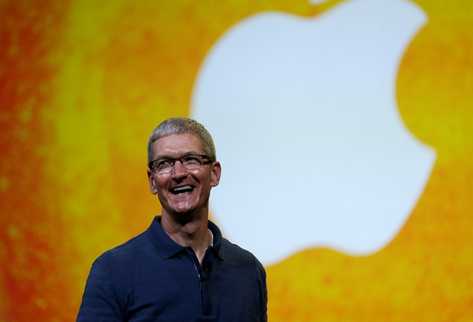 Tim Cook, director general del grupo estadounidense Apple, dijo que la compañia está interesado en incursionar en la informática móvil. (Foto Prensa Libre: AP)