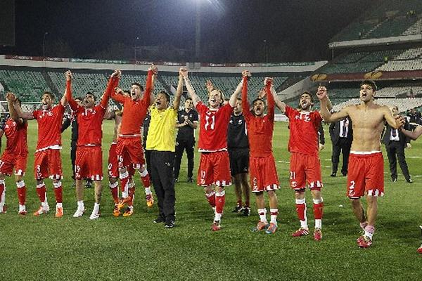 El equipo del Sevilla festeja el triunfo ante el Real Betis. (Foto Prensa Libre: EFE)