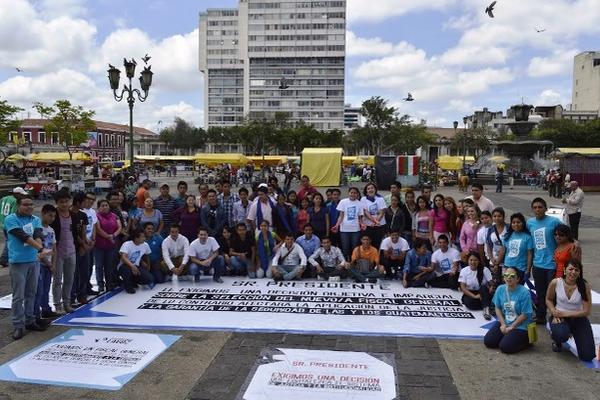 Jóvenes exigieron al Presidente de la República elegir a la persona que mejor responda al perfil de Fiscal General. (Foto Prensa Libre)