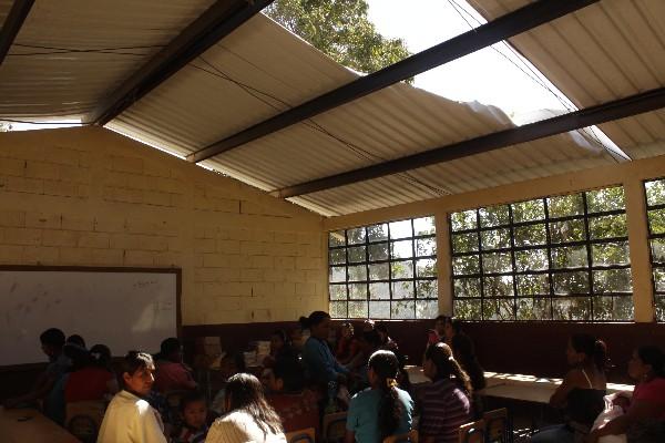 El viento dañó una escuela en Salamá.