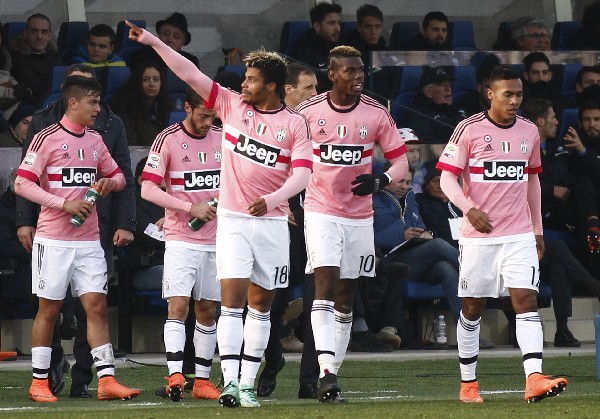 Mario Lemina saluda a los aficionados luego de anotar el segundo gol de la Juventus. (Foto Prensa Libre: AP)