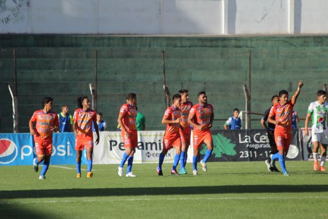 Los jugadores de Suchitepéquez festejan después de la anotación. (Foto Prensa Libre: Miguel López)