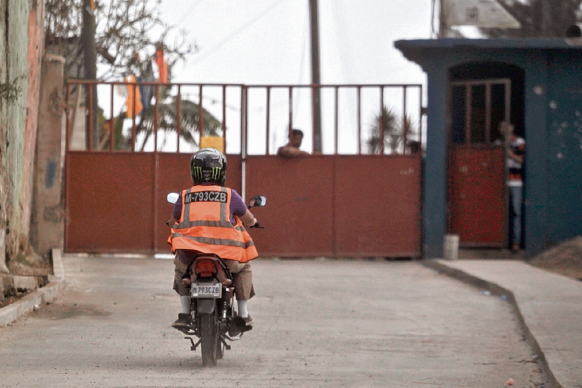 Vecinos de la colonia Aguilar Hernández mantienen un proceso legal porque estarían por perder el terreno que recibieron como una donación del Gobierno. Foto Prensa Libre:  Edwin Bercián