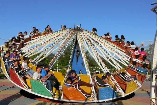 Adultos y niños disfrutan de un juego mecánico instalado en la feria de Sanarate. (Foto Prensa Libre: Hugo Oliva)<br _mce_bogus="1"/>