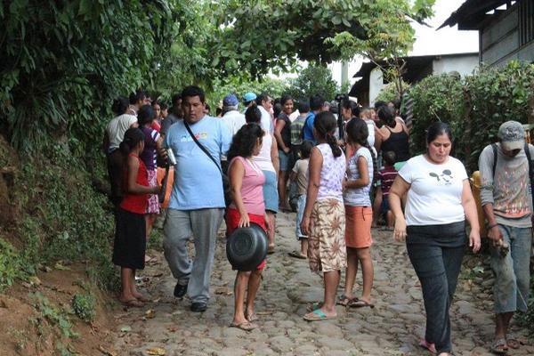 Vecinos durante la medición del terreno que generó la disptura. (Foto Prensa Libre: Alexánder Coyoy)<br _mce_bogus="1"/>