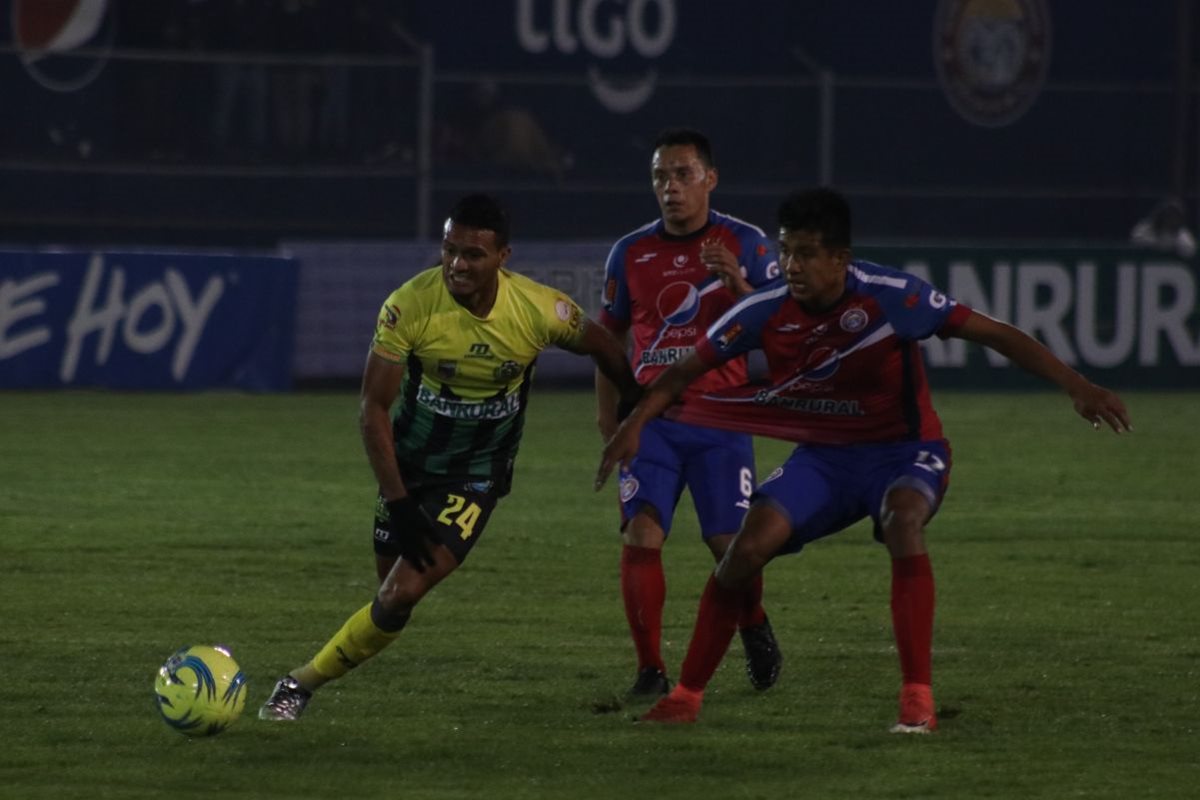 Jorge Vargas domina el balón ante la marca de Keyner Agustín. (Foto Prensa Libre: Raúl Juárez)