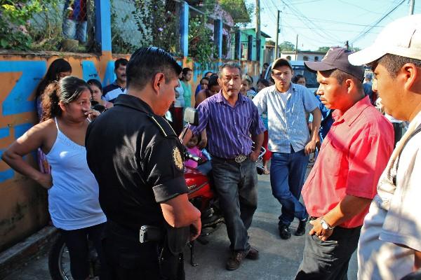 Rodas —de camisa rayada—,  piloto retenido.