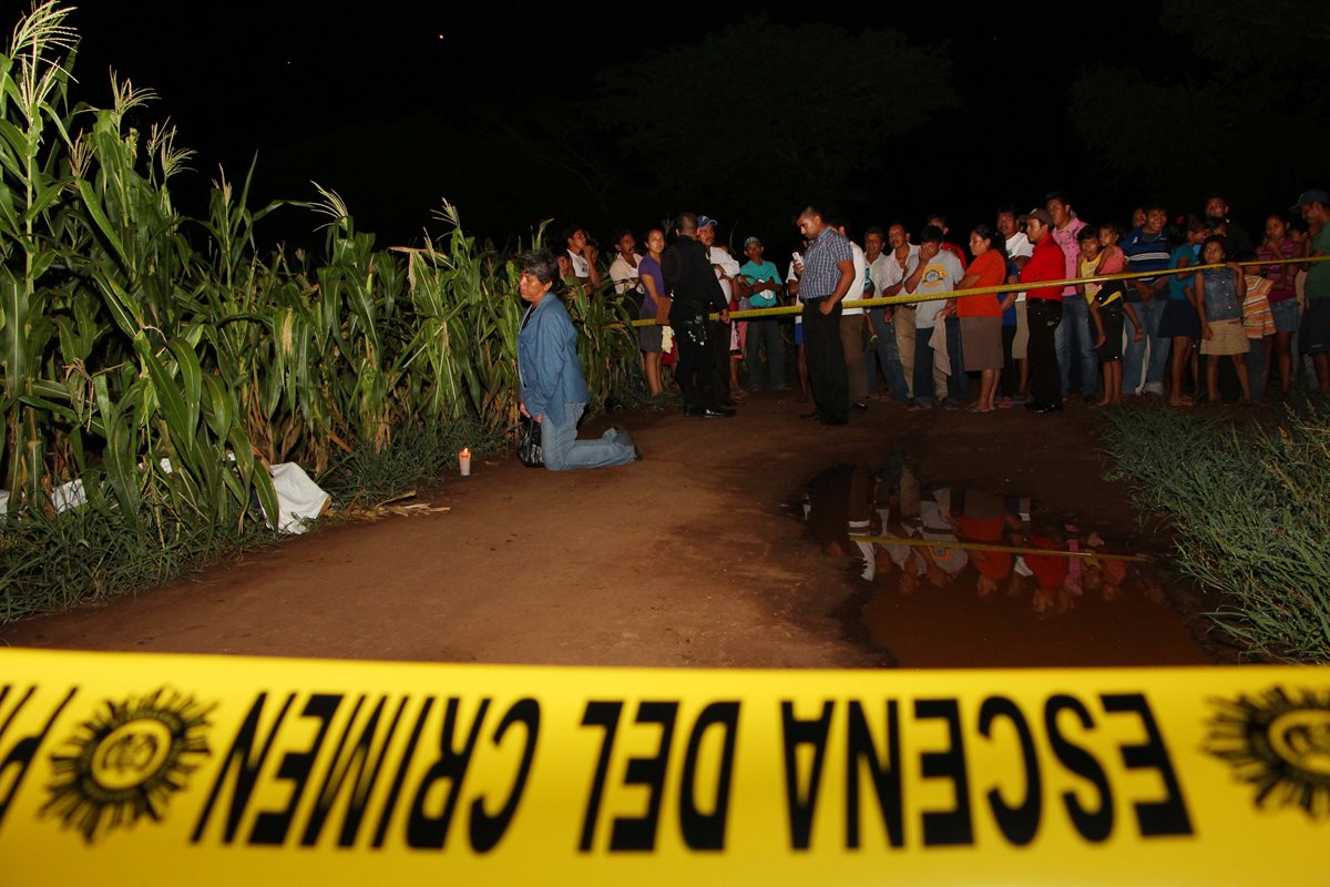 Peritos del Ministerio Público recolectan evidencias en la escena del crimen. (Foto Prensa Libre: Rolando Miranda)